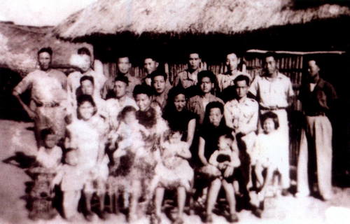 In 1951, an amateur Bangzi opera troupe (Dapeng Bangzi opera team) was formed
with Lan-Hua Mao as the core of the troupe.