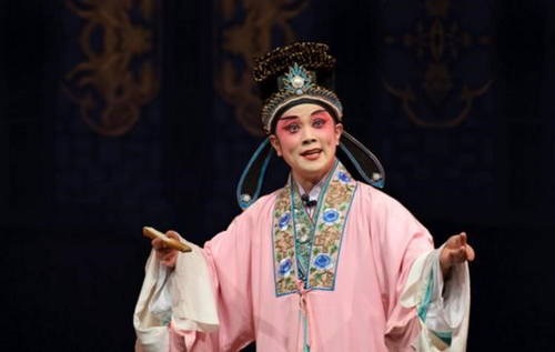 A handsome face refers to the proper and handsome appearance of a character in a
play.