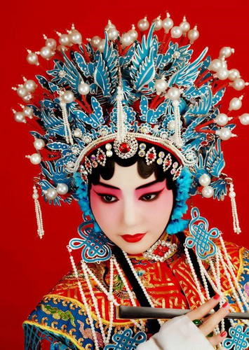 Makeup art should accentuate actors’ appearance, the characters’ personality, and the
characters’ identity.