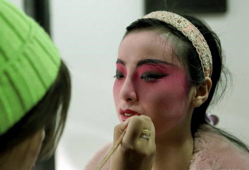 Some makeup is not done by the actors themselves but requires assistance from
others.